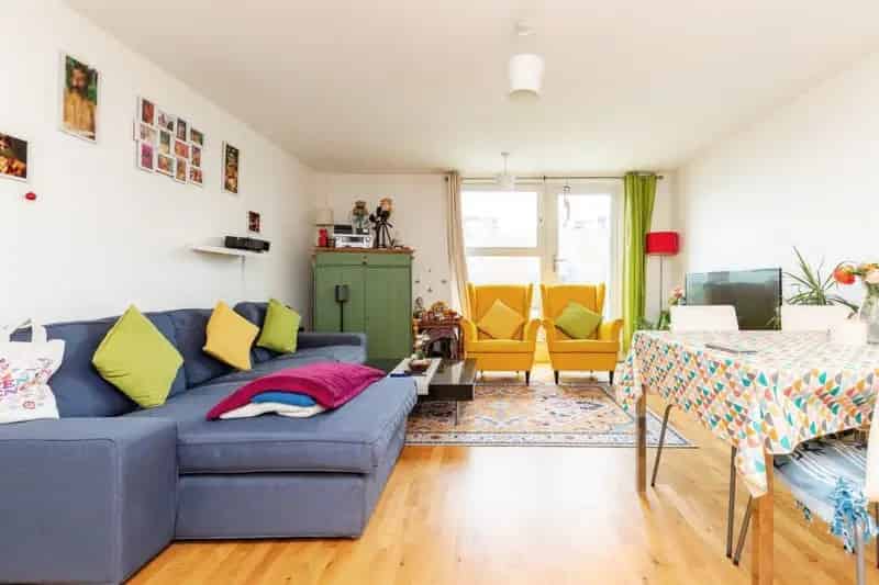 Spacious 2-Bed Top Floor Apartment Near Stevenage Station
