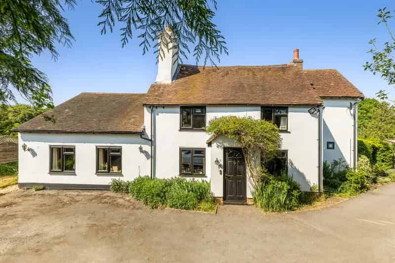 4 Bedroom Detached House with Equestrian Facilities Near Guildford