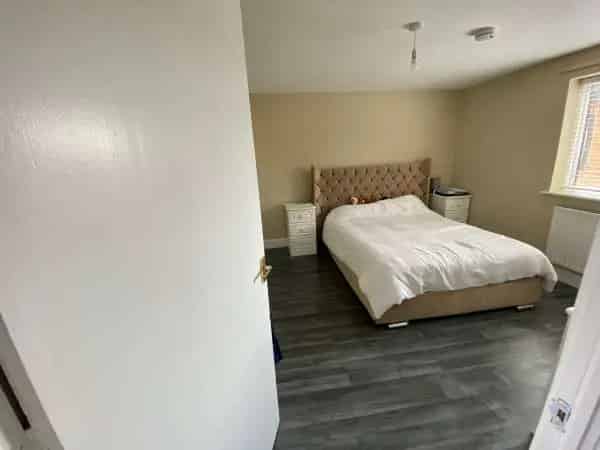 Spacious 2 Bed Flat with Balcony and Communal Garden
