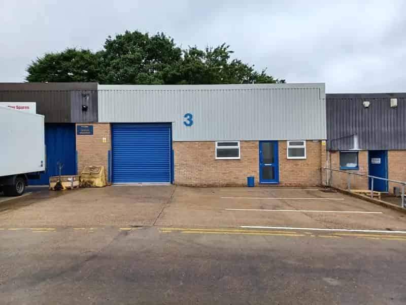 Refurbished Mid-Terrace Unit with 3 Parking Spaces