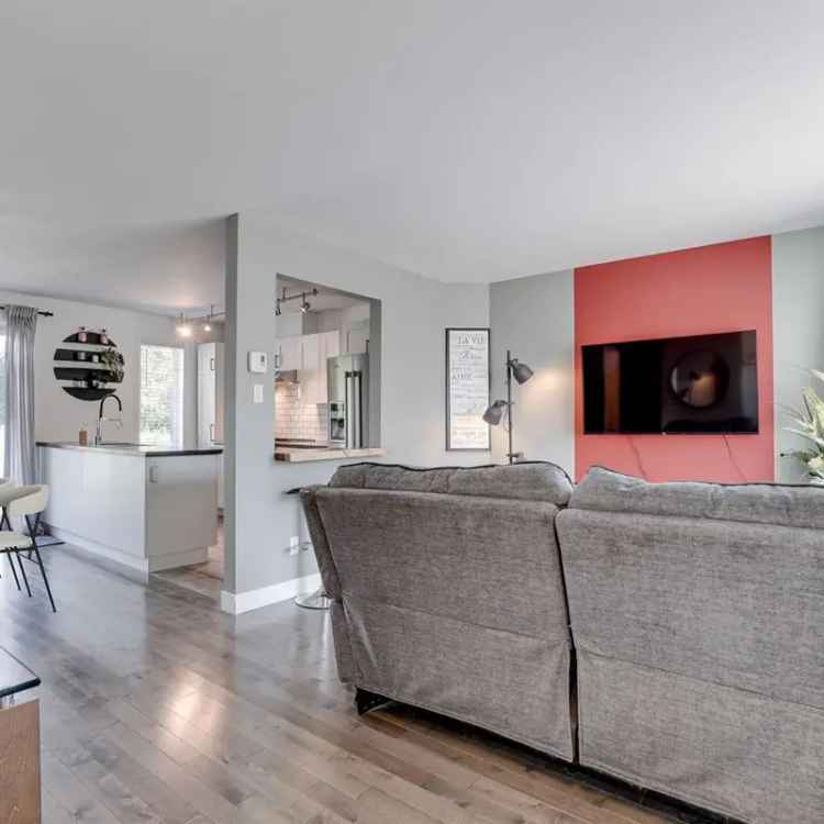 2-Bedroom Townhouse Near Deux-Montagnes Train Station