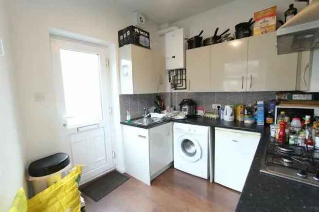 3 bedroom end of terrace house to rent