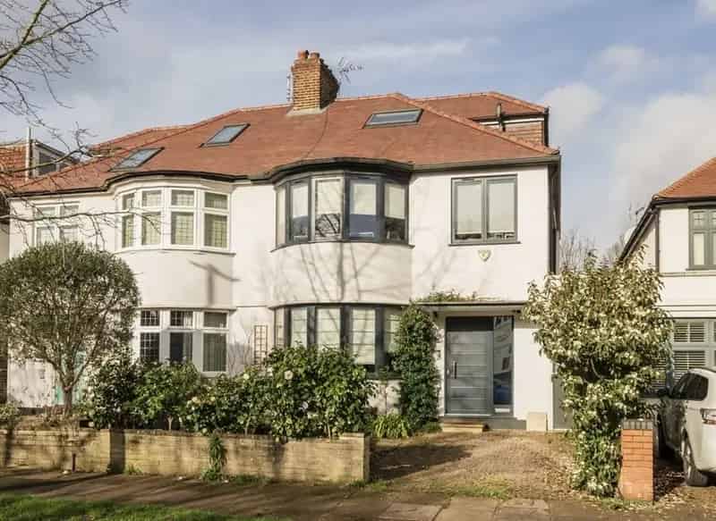 4 Bedroom Semi Detached House with Studio