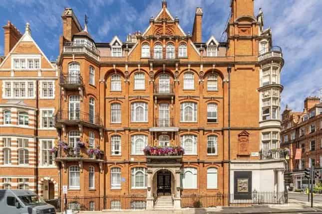 Three Bedroom Apartment Mount Street London
