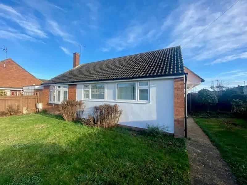 Detached Bungalow Bedgrove Aylesbury Two Double Bedrooms Modern Kitchen