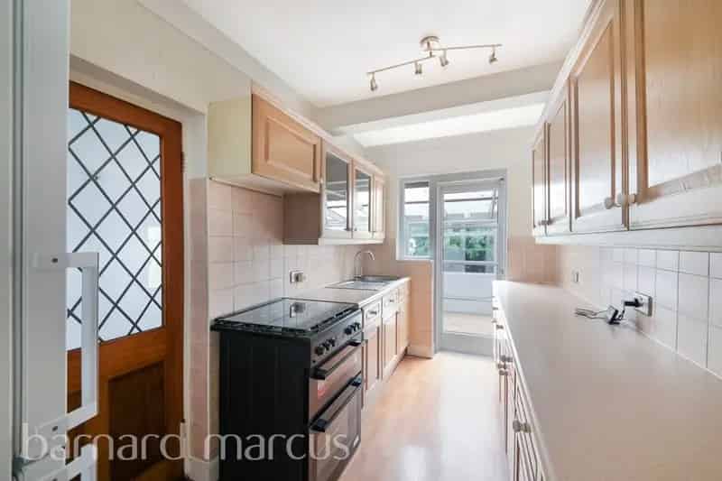 3 Bed House with Garage and Private Garden No Onward Chain