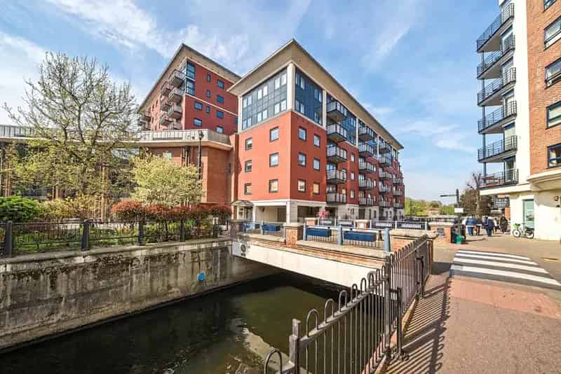 Kingston 2-Bed Apartment Near Thames River