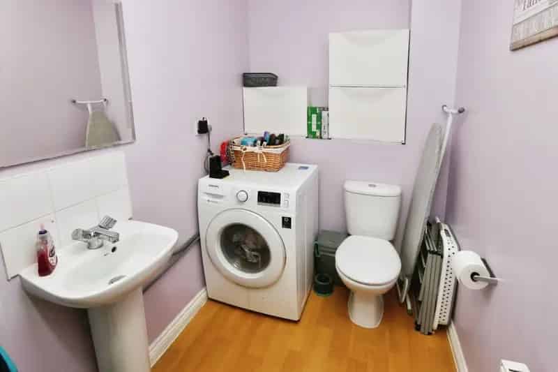 Three Bedroom House Near Beach Off Road Parking Family Home