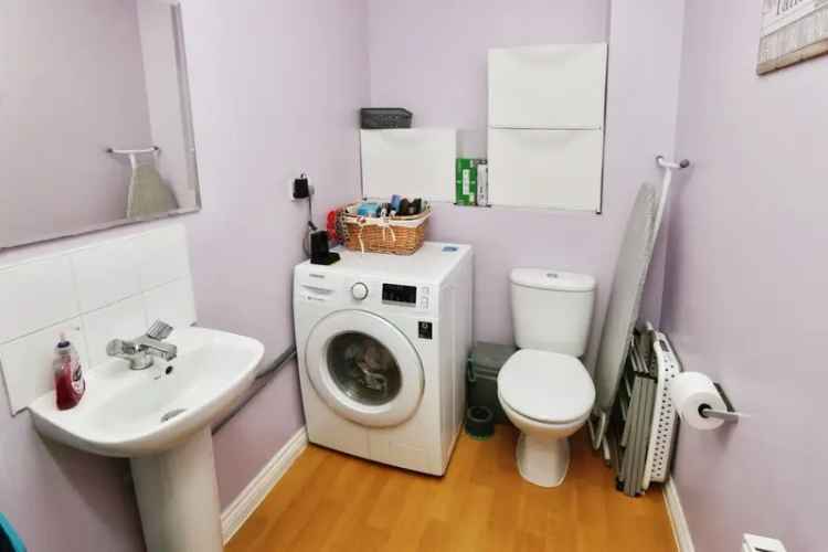Three Bedroom House Near Beach Off Road Parking Family Home