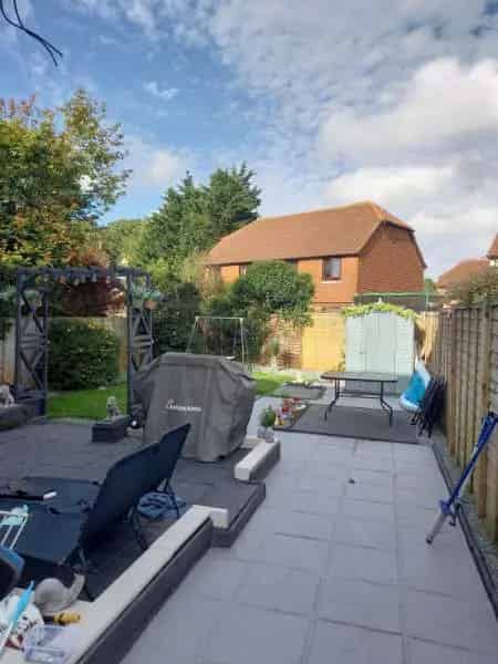 3 Bed Semi-Detached House Near Shops and Schools