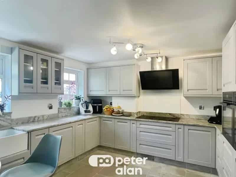 5 bedroom detached house