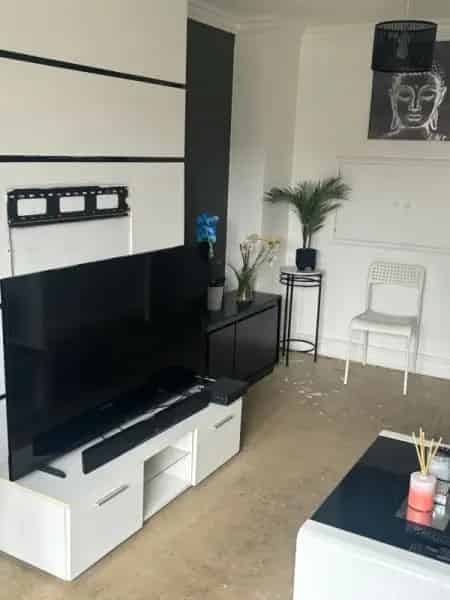 Two Bedroom House with Garden and Large Living Room Near Schools