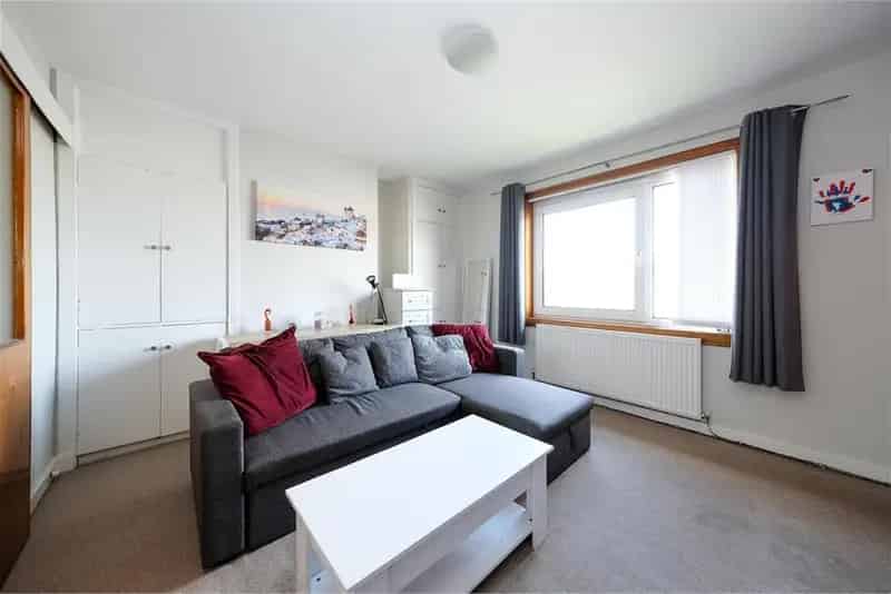 1 Bed Flat Dunfermline City Centre Top Floor