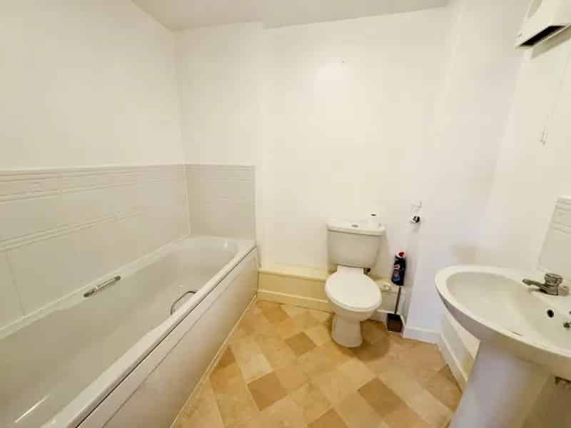 2 Bedroom Flat For Sale Roundhouse Crescent
