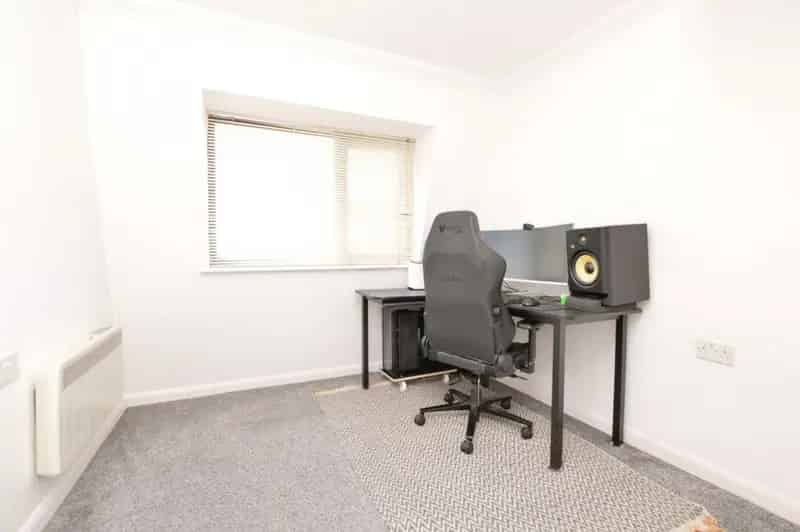 1 Bedroom Flat Near Woking Town Centre and Station