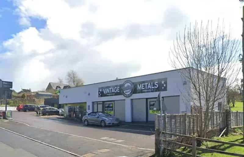 Retail Showroom with Staff Accommodation and Parking