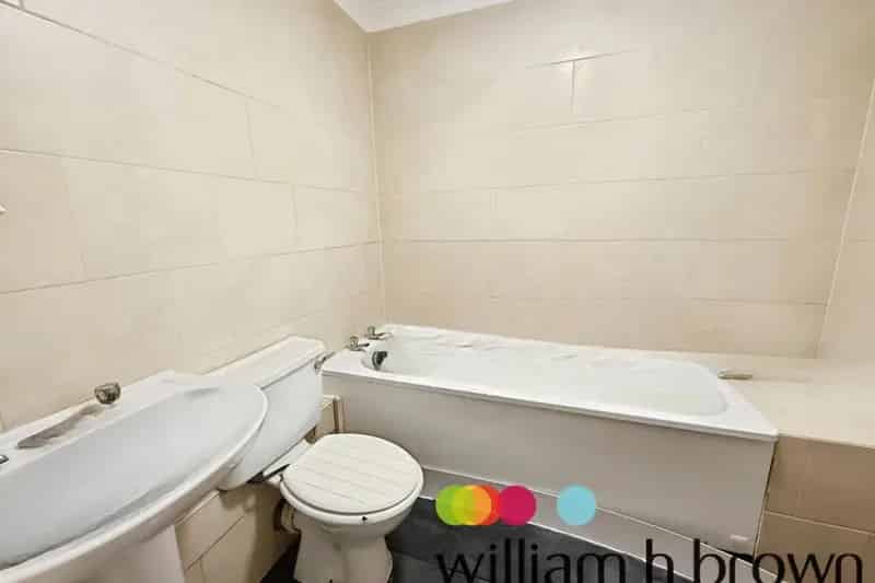 Studio Flat for Professionals Near City Center with Parking