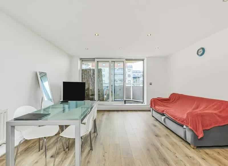 2-Bed Apartment near Pontoon Dock DLR Station