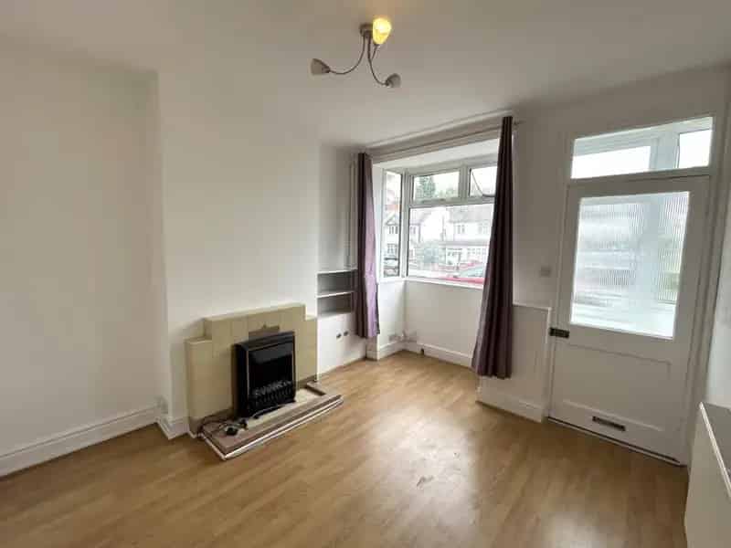 2 Bedroom Mid Terrace House Near Wylde Green Station
