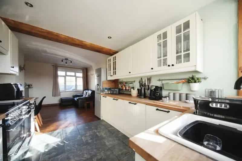 Three Bedroom Mid Terraced House in Cockernhoe Village