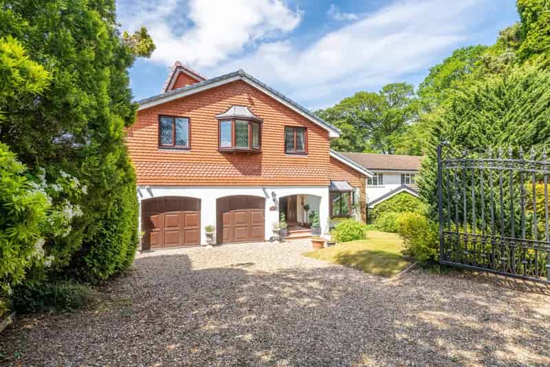 5 Bedroom Detached House with Golf Course Views Brocton