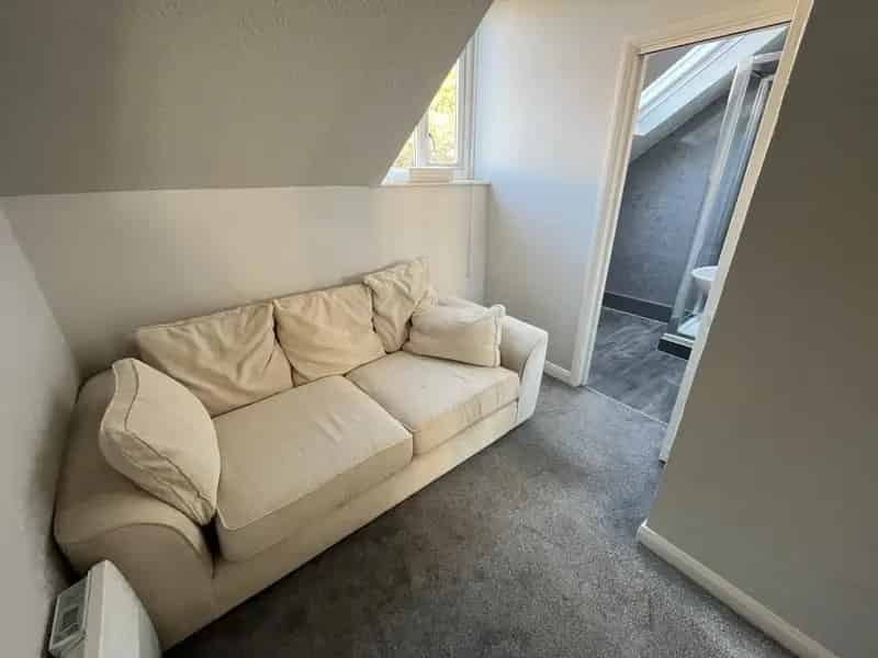 1 Bedroom Flat Newly Refurbished Top Floor Apartment