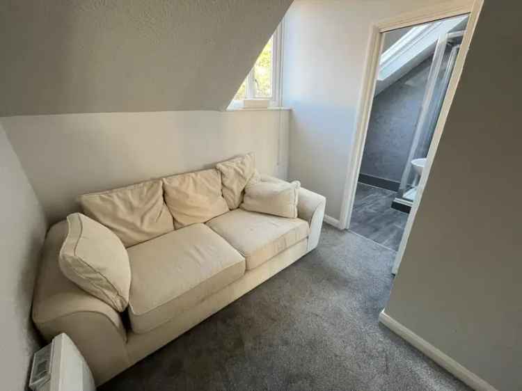 1 Bedroom Flat Newly Refurbished Top Floor Apartment