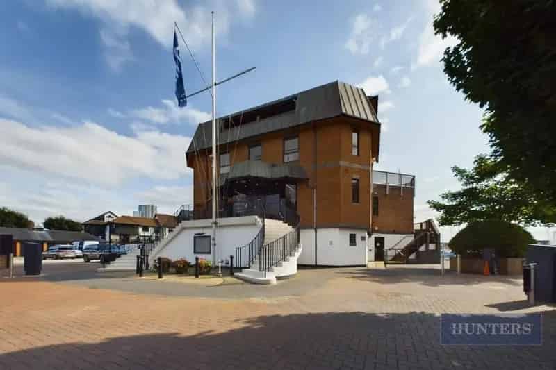 2 Bedroom Apartment Ocean Village Marina 12m Mooring 2 Parking Spaces