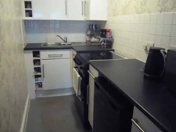 2 Bed Ground Floor Flat Bromley Close to Shops Off Road Parking