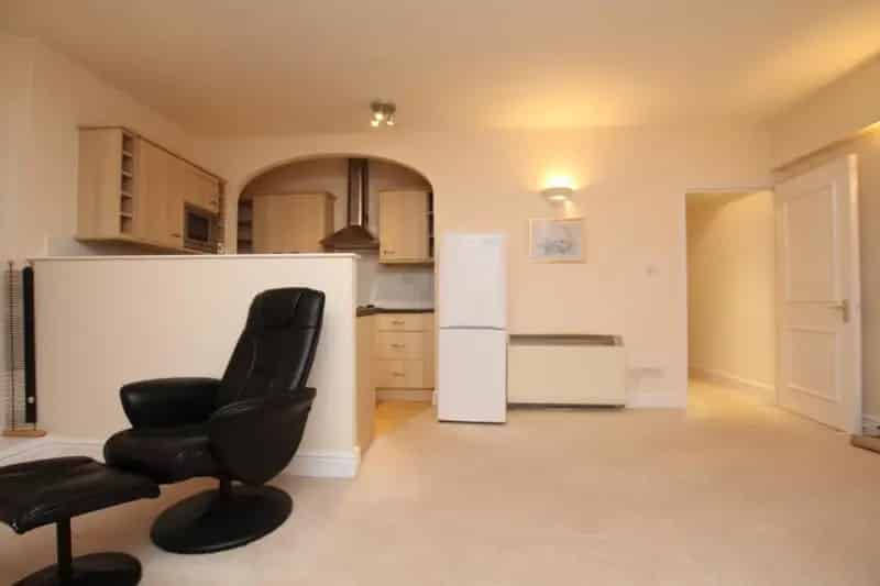 1 Bedroom Apartment Near Cabot Circus