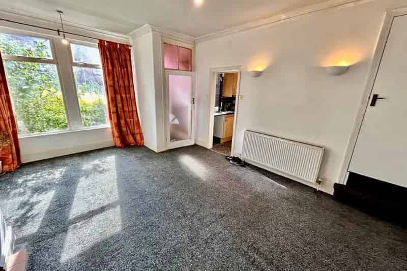 Hyde Park 2-Bedroom House Fully Furnished Recently Refurbished
