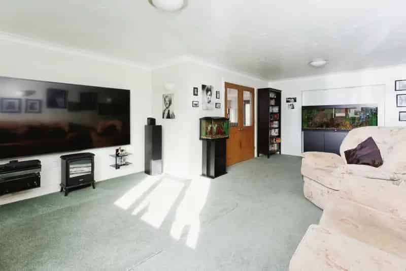 4 Bed Detached House with Ample Parking and Garages