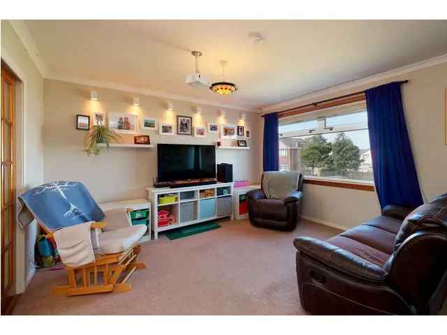 4 Bedroom Detached House for Sale in Hawkhead Estate
