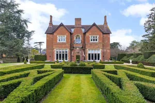 Luxury Grade II Listed Apartment in Essendon
