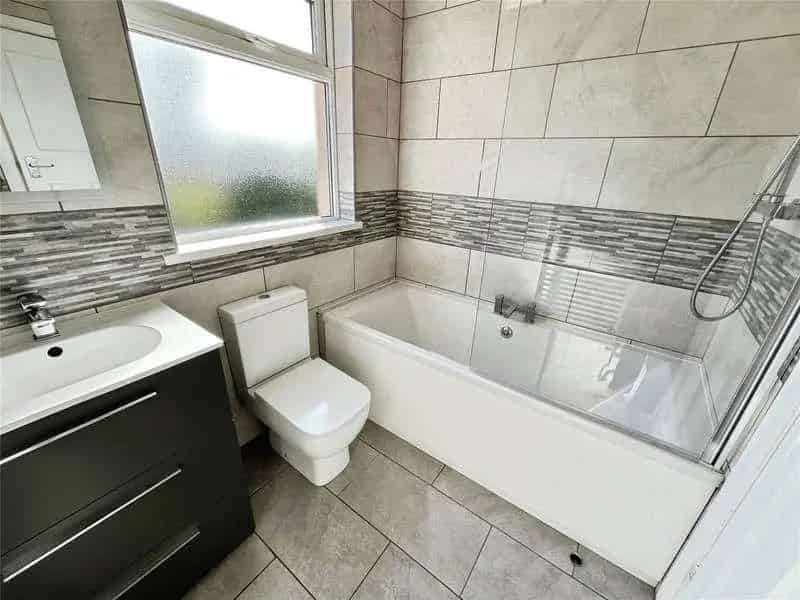 3 Bed Semi-Detached House For Sale No Upward Chain