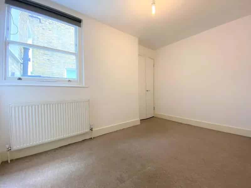 4 Bedroom Flat Apartment in London