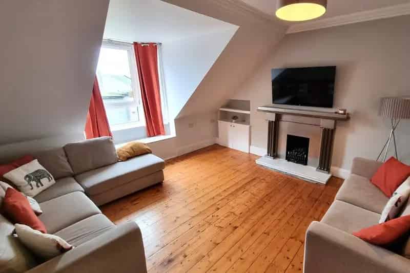3 Bed Top Floor Flat Near City Centre