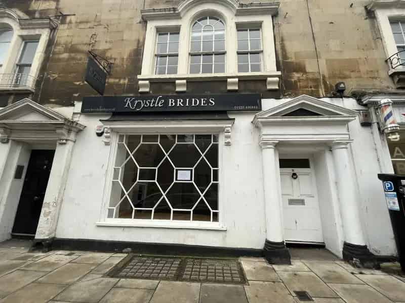 Grade II Listed Retail Unit with Parking
