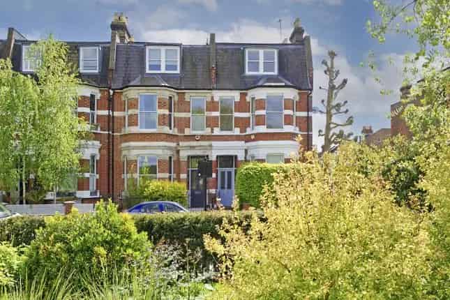 End Terrace House for Sale in Dalgarno Gardens W10