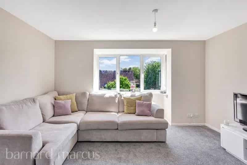 One Double Bedroom Flat Sutton Town Centre Near Train Station