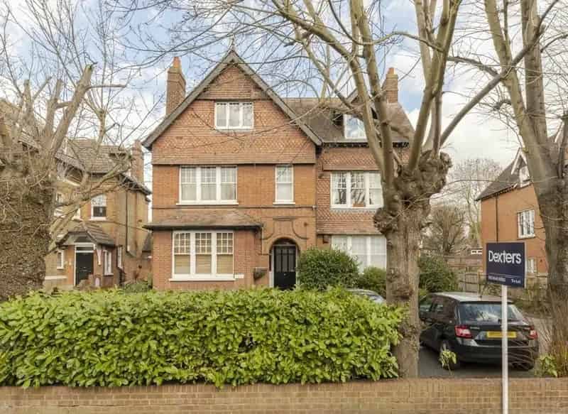 Spacious Studio Flat near Tooting Bec Common with Communal Garden and Pool