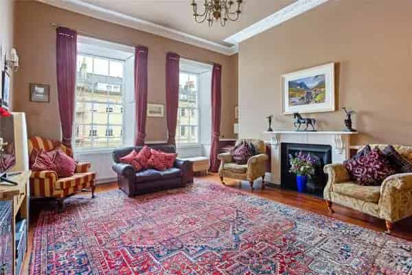 Spacious Georgian Apartment in Bath with Elegant Proportions