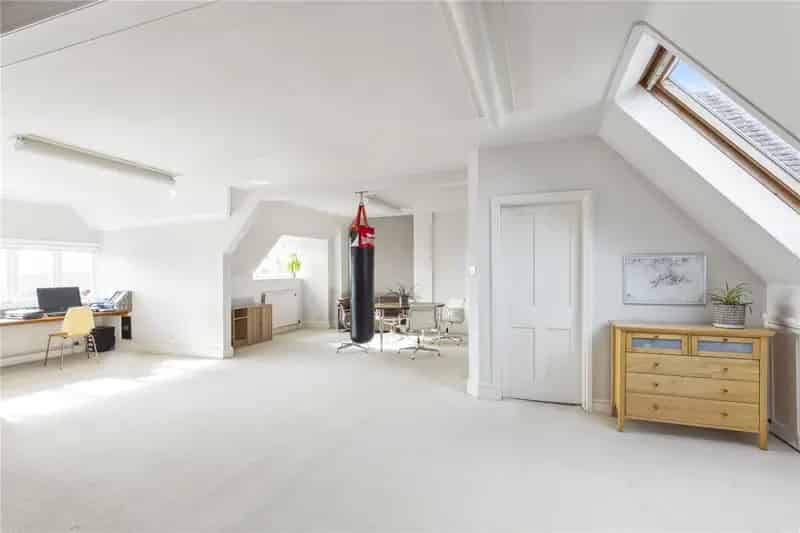 6 Bedroom Country House Near Rake with 6000 sq ft of Living Space