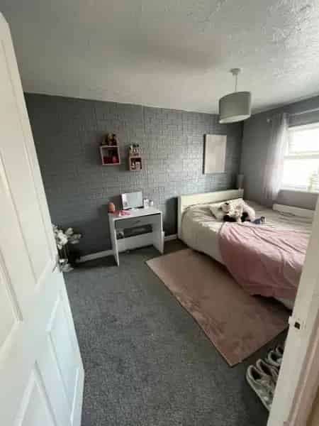 3 Bed Property 2 Car Spaces New Carpets and Flooring