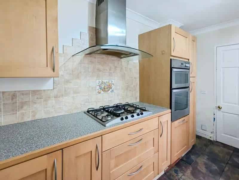 3 Bedroom Mid Terrace House For Sale
