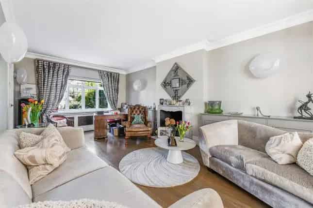 5 Bedroom Detached House for Sale in Acton London