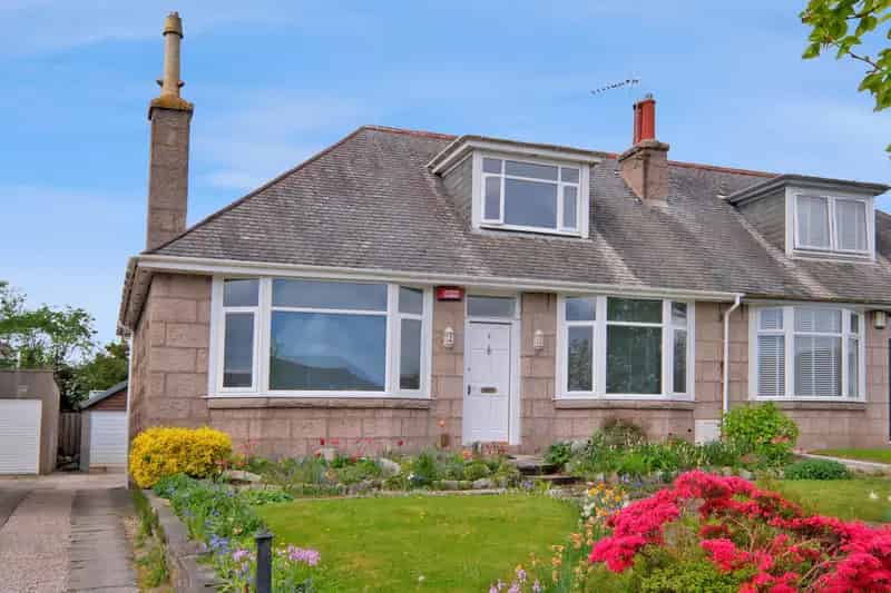 4 Bedroom Semi-Detached House with Garage and Gardens