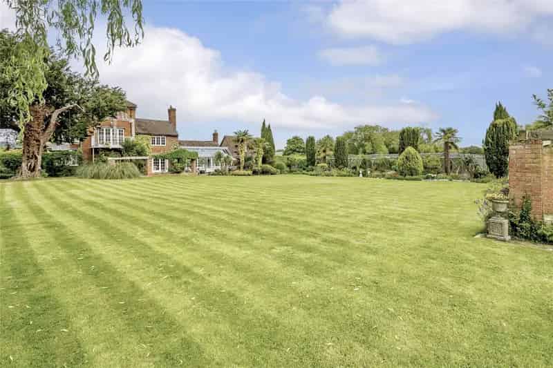 6 Bedroom Grade II Listed Farmhouse For Sale