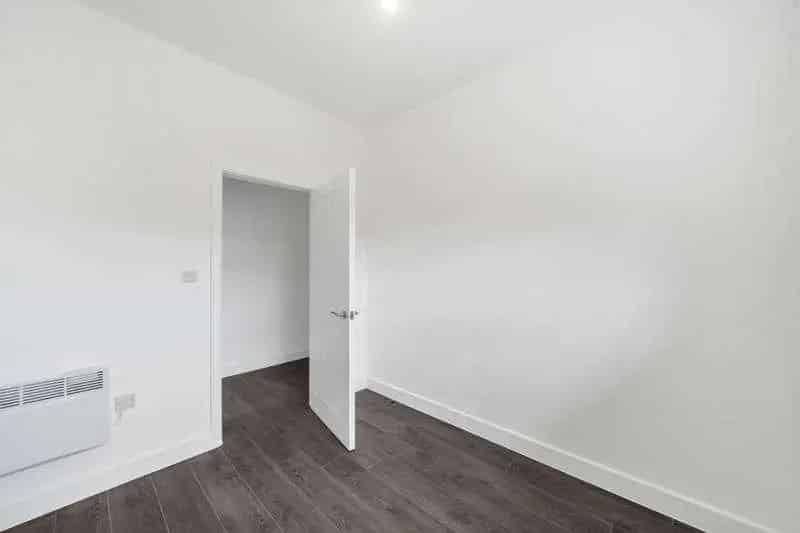 2 Bed Flat for Sale in Leigh - Beautifully Restored Apartment