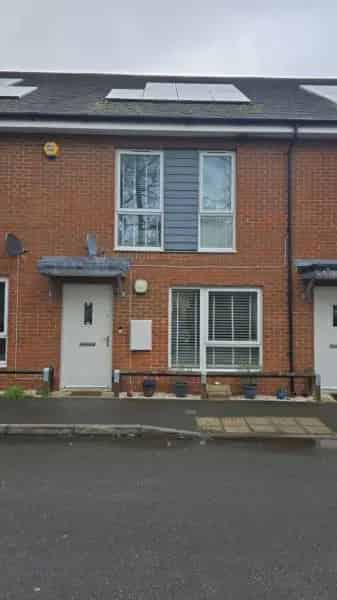 3 Bed House Bracknell - Solar Panels, Garden, Parking